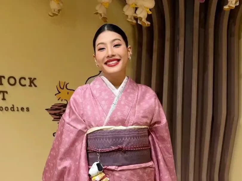 สมเด็จพระเจ้าลูกเธอ เจ้าฟ้าสิริวัณณวรีนารีรัตนราชกัญญา ทรงฉลองพระองค์ชุดกิโมโนผ้าไทย ภายใต้โครงการ “Thai Kimono Project” ซึ่งเป็นความร่วมมือระหว่าง กรมส่งเสริมการค้าระหว่างประเทศ (DITP) โดยสำนักงานส่งเสริมการค้าระหว่างประเทศ ณ กรุงโตเกียว ร่วมกับสถาบันส่งเสริมศิลปหัตถกรรมไทย (องค์การมหาชน) หรือ SACIT และ บริษัท OMIYA จำกัดประเทศญี่ปุ่น ซึ่งได้มีการเปิดตัวโครงการอย่างเป็นทางการ ณ สถานเอกอัครราชทูตไทย ณ กรุงโตเกียว เมื่อวันที่ 25 พฤศจิกายน 2568 ที่ผ่านมาสร้างความปลาบปลื้มและได้รับความสนใจจากชาวญี่ปุ่นเป็นอย่างยิ่ง 