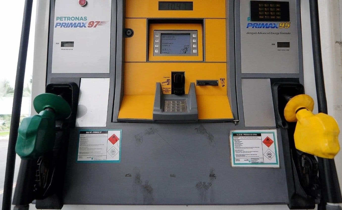 ราคาน้ำมันโลกที่พุ่งสูงส่งผลกระทบทั้งเชิงบวกและลบต่อเศรษฐกิจมาเลเซีย