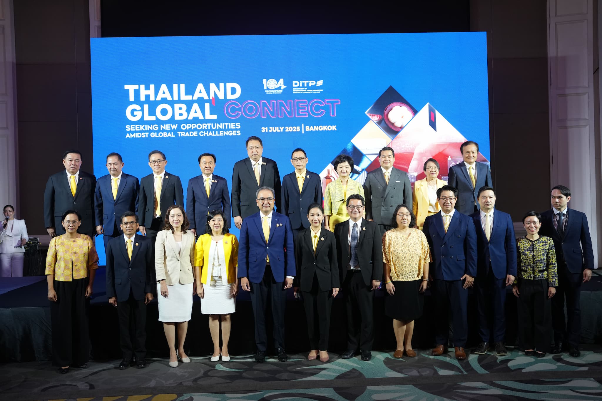 “สุชาติ” ลุยบุกตลาดใหม่ จัดจับคู่ธุรกิจไทย–ต่างประเทศ คาดทำเงินเข้าประเทศกว่า 800 ล้านบาท พร้อมสั่งทูตพาณิชย์ 58 แห่งทั่วโลก หนุนผู้ประกอบการไทยเป็นครอบครัวเดียวกัน บุกตลาดสากล