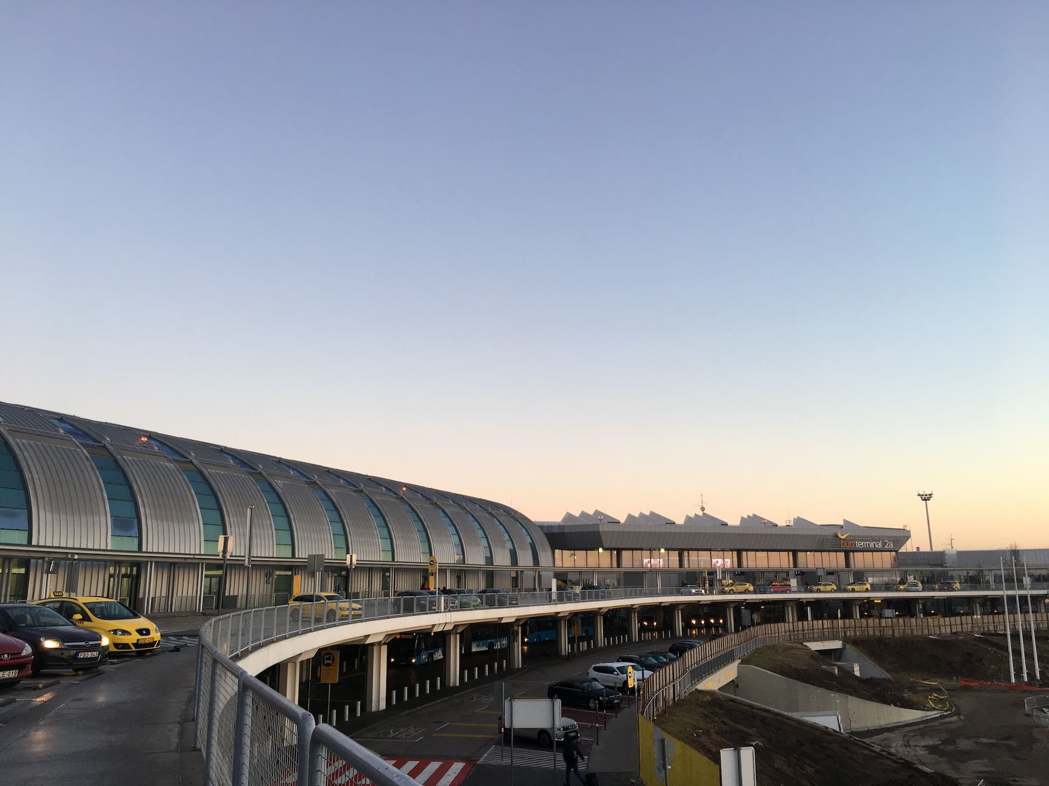 ฮังการีทุ่ม 2.5 พันล้านยูโร ยกระดับสนามบินบูดาเปสต์สู่ศูนย์กลางโลจิสติกส์แห่งยุโรปกลาง เตรียมเปิดประมูลสัมปทานทางรถไฟความเร็วสูงเชื่อมสนามบิน ดึงดูดนักลงทุนต่างชาติ