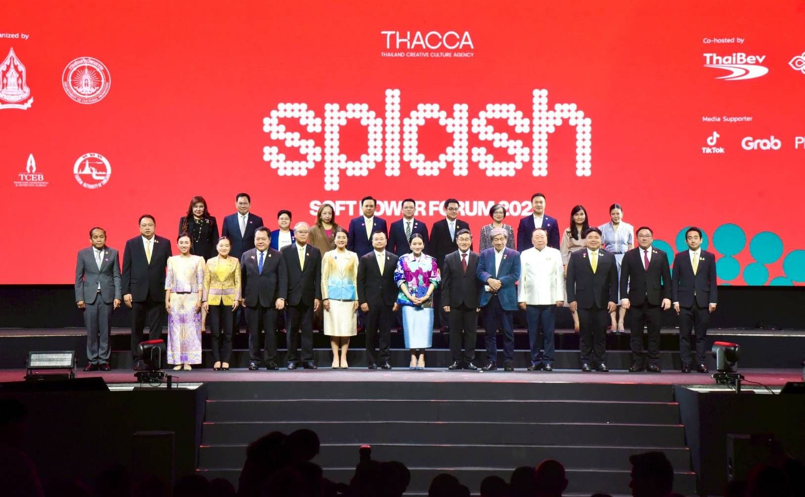รมช.พาณิชย์ สุชาติ หนุนซอฟต์พาวเวอร์ สร้างโอกาสทางเศรษฐกิจใหม่ของไทย
ร่วมเปิดงาน “SPLASH – Soft Power Forum 2025” พร้อมเดินหน้ายกระดับผู้ประกอบการไทยสู่ตลาดโลก