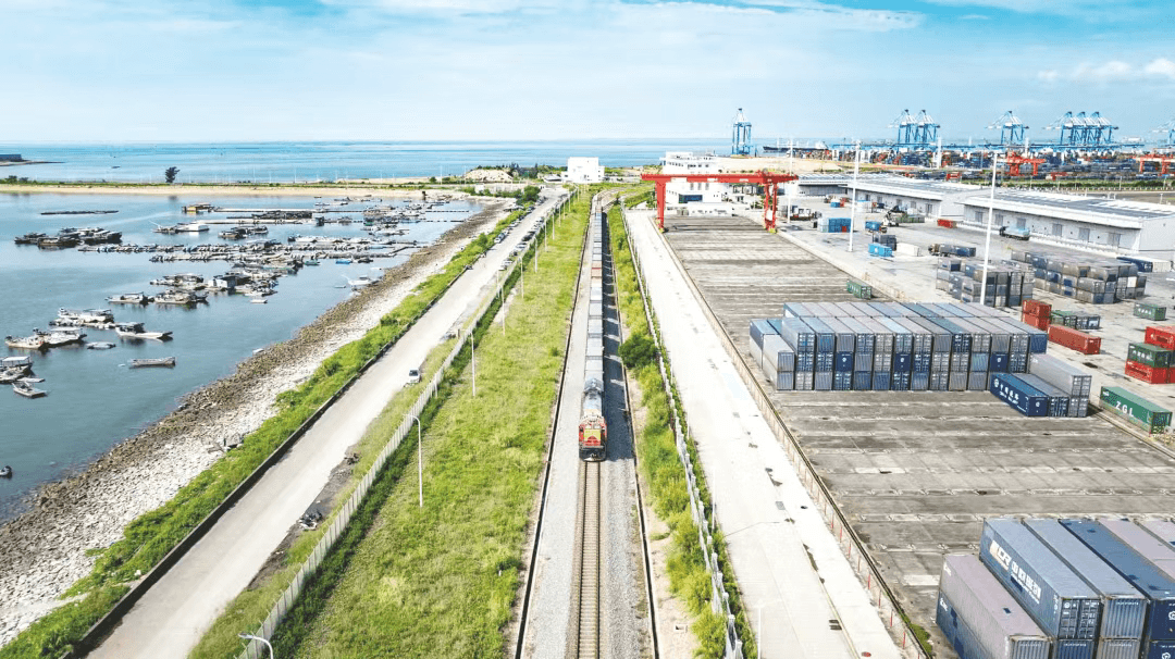 การขนส่งสินค้าผ่านเส้นทางระเบียงการขนส่งเชื่อมทางบกกับทางทะเลแห่งภาคตะวันตกของจีนมีอัตราการเติบโตสูงเป็นประวัติการณ์