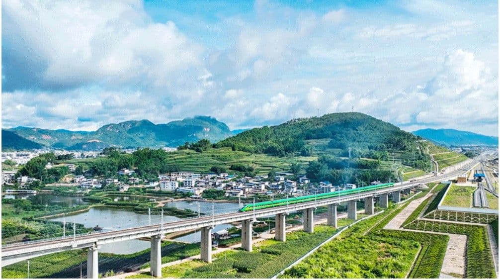 การขนส่งข้ามพรมแดนทางรถไฟจีน-ลาว สร้างสถิติใหม่ในช่วงครึ่งแรกของปี 2025