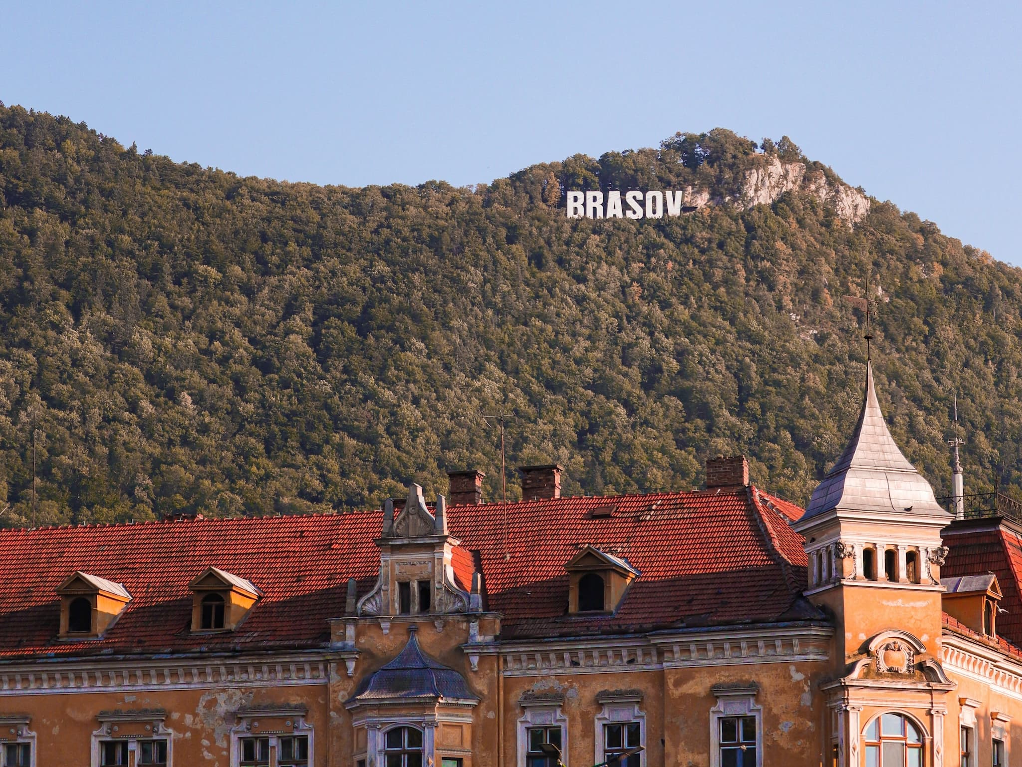 โรมาเนียเปิดสนามบินเมือง Brasov ในแคว้น Transylvania ไฟล์ทบินพาณิชย์วันแรกคึกคัก หวังกระตุ้นเศรษฐกิจและเป็นจุดดึงดูดใหม่การท่องเที่ยว