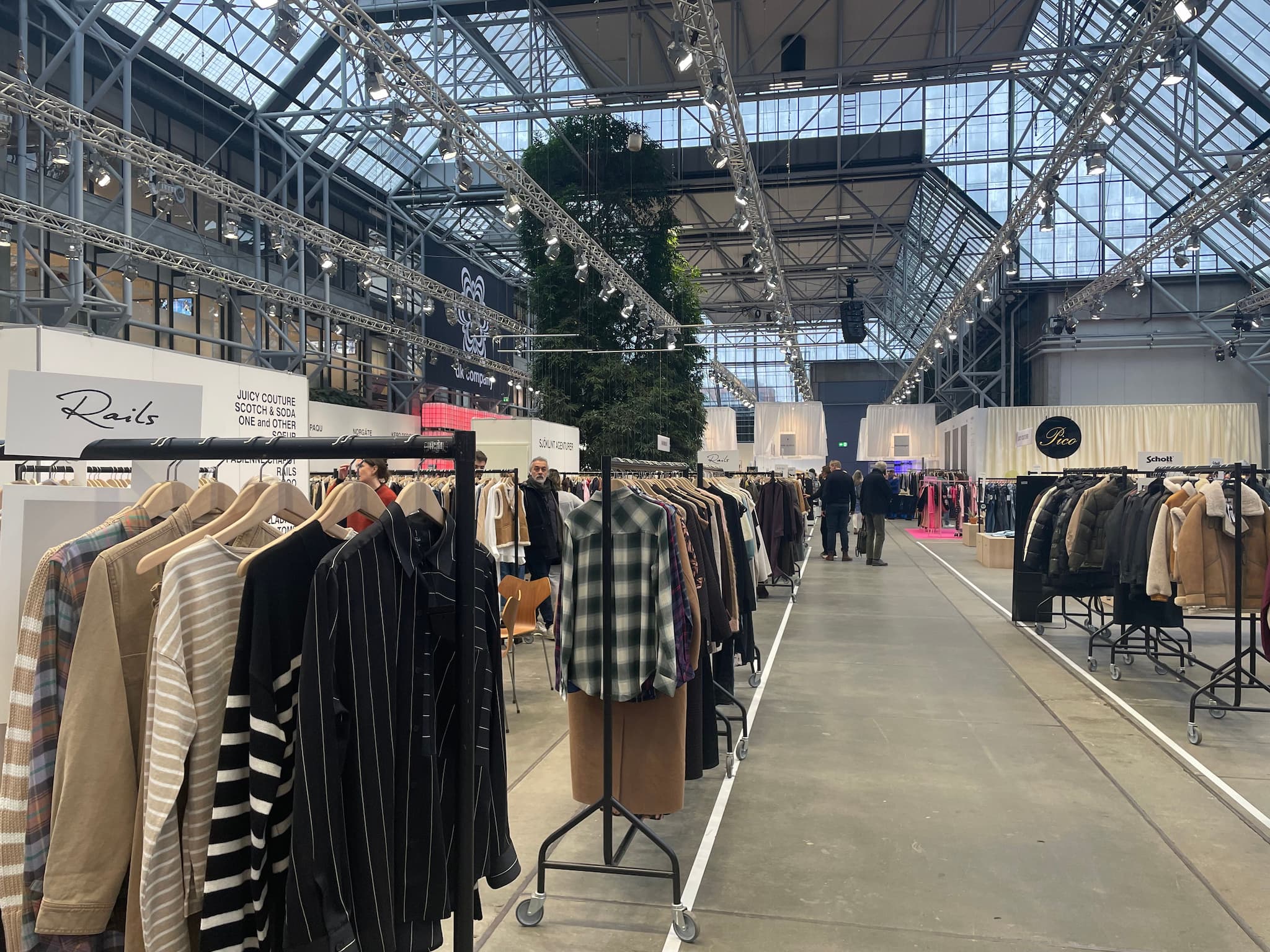 ยอดขายร้านเสื้อผ้าเดนมาร์กฟื้นตัว สวนทางยอดขายออนไลน์ที่หดตัว