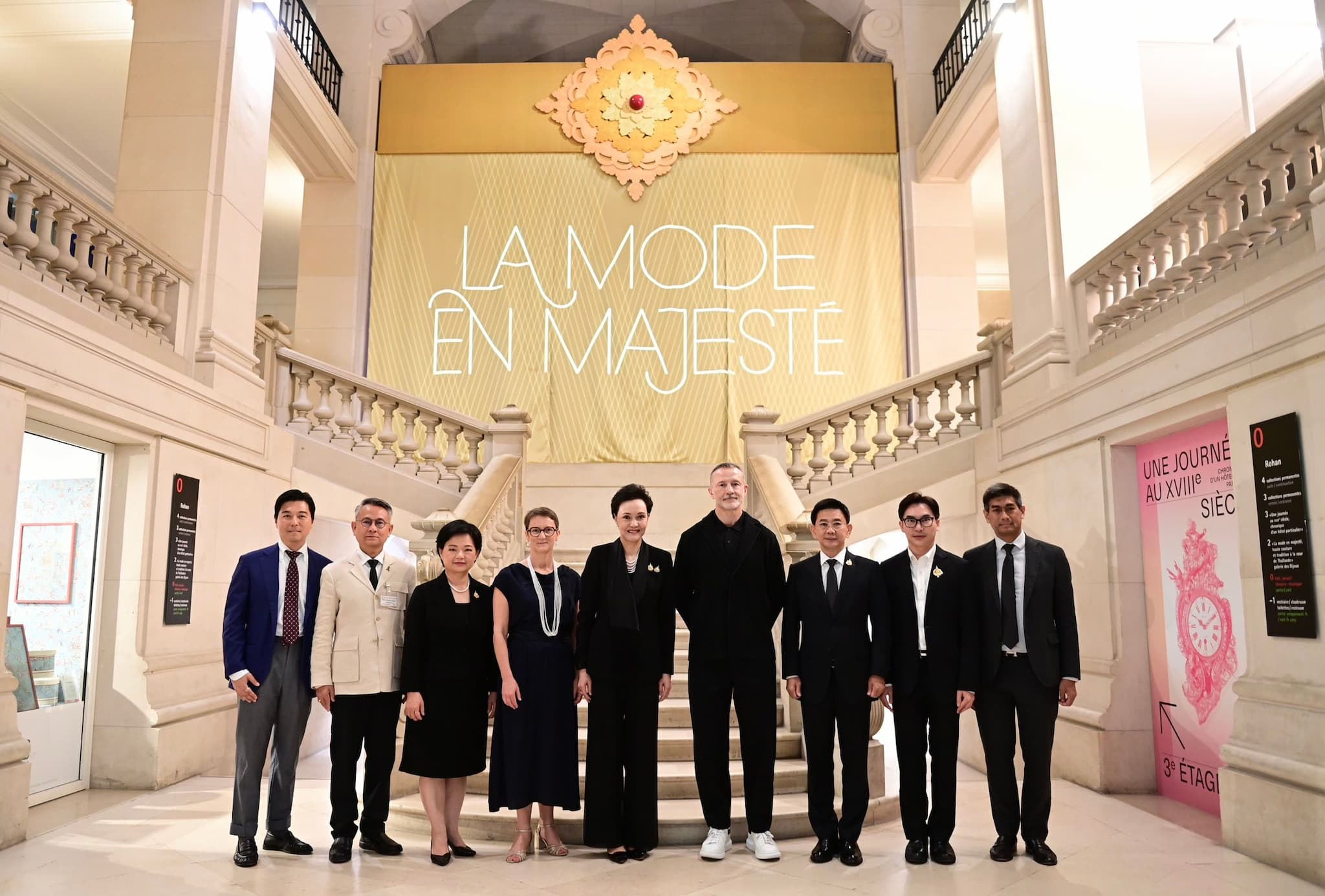 ณ กรุงปารีส สาธารณรัฐฝรั่งเศส นางศุภจี สุธรรมพันธุ์ รองนายกรัฐมนตรีและรัฐมนตรีว่าการกระทรวงพาณิชย์ ตรวจเยี่ยมและติดตามความพร้อมการจัดนิทรรศการ “ราชพัสตราสู่สากล La Mode en Majesté. Royal Thai Dress from Tradition to Modernity” โดยมี Ms. Bénédicte Gady ผู้อำนวยการพิพิธภัณฑ์ Musée des Arts Décoratifs (MAD) ให้การต้อนรับ พร้อมด้วยนายวุฒิไกร ลีวีระพันธุ์ ปลัดกระทรวงพาณิชย์ นางสาวสุนันทา กังวาลกุลกิจ อธิบดีกรมส่งเสริมการค้าระหว่างประเทศ (DITP) นายวราวุฒิ สมหวังประเสริฐ ผู้ตรวจราชการกระทรวงพาณิชย์ ผศ.ดร.อนุชา ทีรคานนท์ ผู้อำนวยการสถาบันส่งเสริมศิลปหัตถกรรมไทย (องค์การมหาชน) หรือ SACIT และนายนิษณะ ทวีพาณิชย์ ผู้อำนวยการสำนักงานส่งเสริมการค้าในต่างประเทศ ณ กรุงปารีส เข้าร่วม