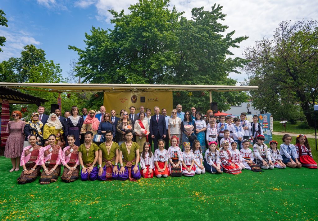 สคต. บูดาเปสต์ร่วมกับหน่วยงานไทยในโรมาเนีย จัดงาน “เทศกาลไทย” ในกรุงบูคาเรสต์ ชาวโรมาเนียแห่เข้าร่วมคึกคัก จุดกระแสนิยมไทยในโรมาเนีย