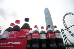 บริษัท Coca-cola ประกาศใช้ขวดพลาสติกที่ทำจากวัสดุรีไซเคิล 100% ในฮ่องกงสอดรับนโยบายรัฐบาลฮ่องกงที่ต้องการลดการใช้พลาสติก