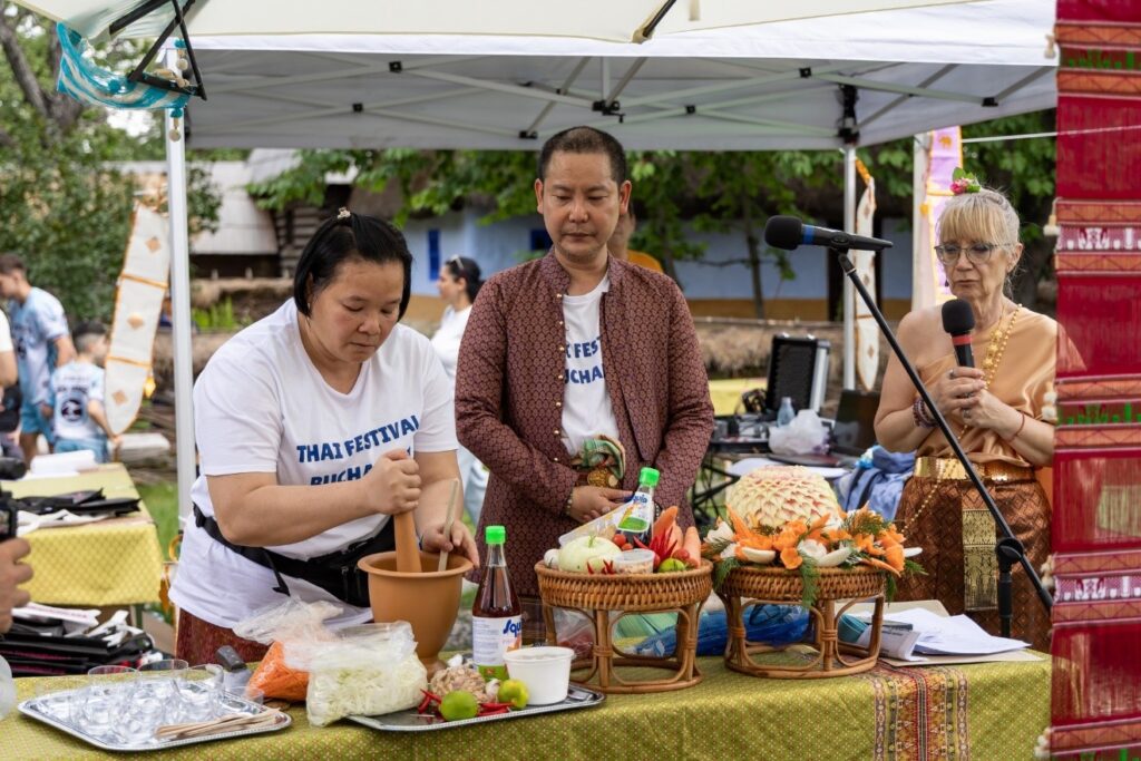 สคต. บูดาเปสต์ จับมือทีมประเทศไทยในโรมาเนีย จัดงานเทศกาลไทยในกรุงบูคาเรสต์ ผลตอบรับดีเกินคาด ชาวโรมาเนียแห่เข้าร่วมคึกคัก กระตุ้นกระแสนิยมไทยในโรมาเนีย